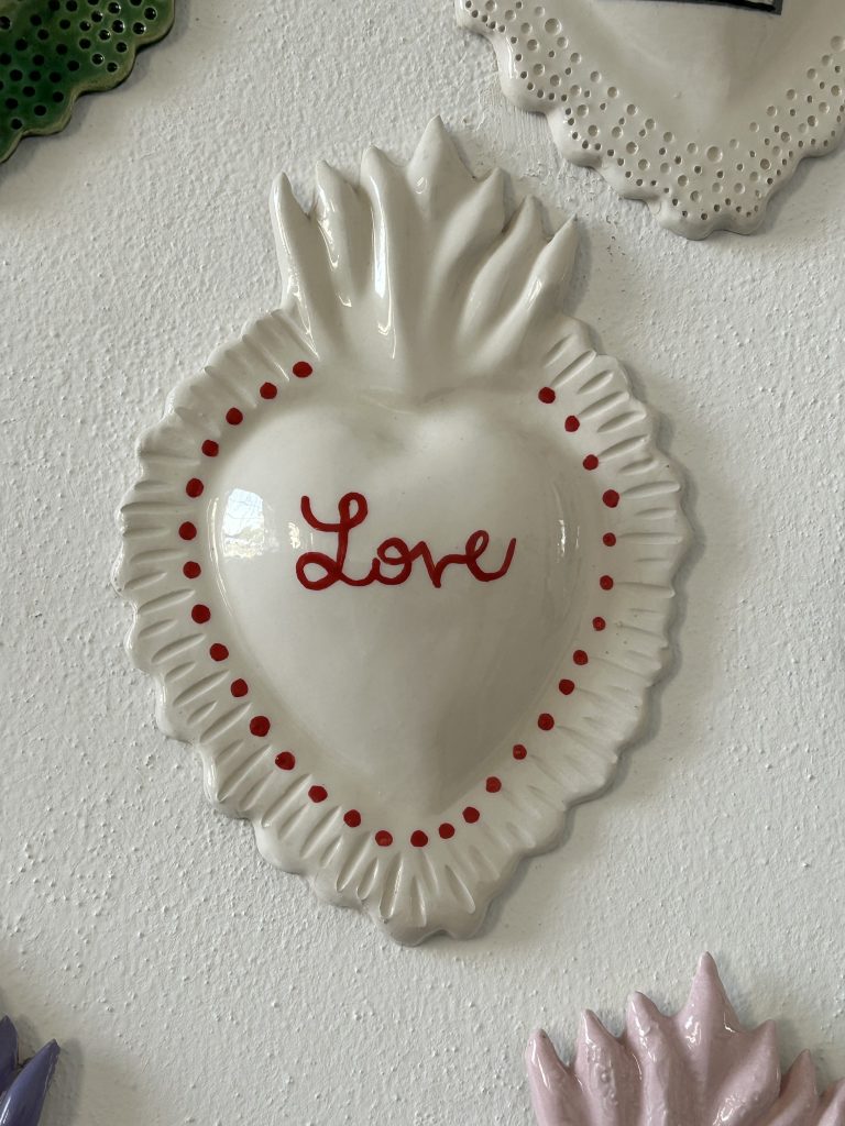 cuori sacri in ceramica artigiana di Heart-ista a Dergano