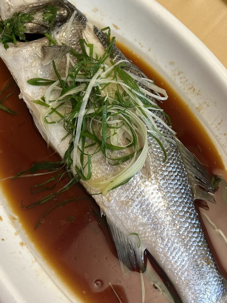 cucina cinese a Milano: branzino al vapore in salsa di soia