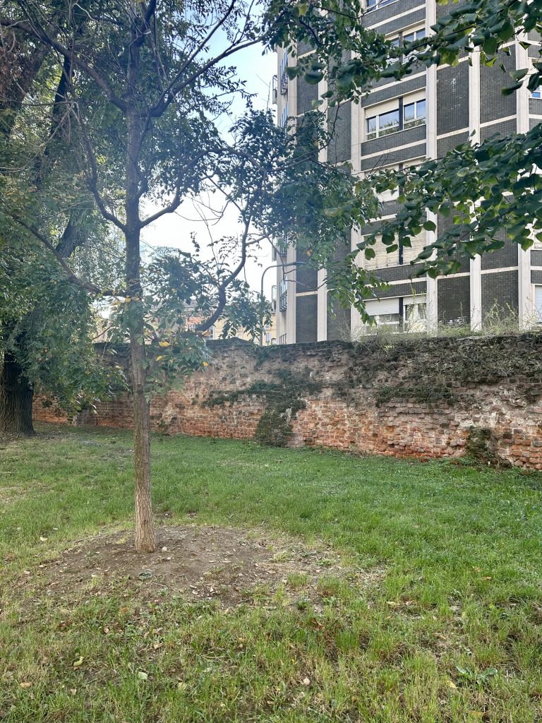 Resti delle mura spagnole di disegnano il cuore di Milano