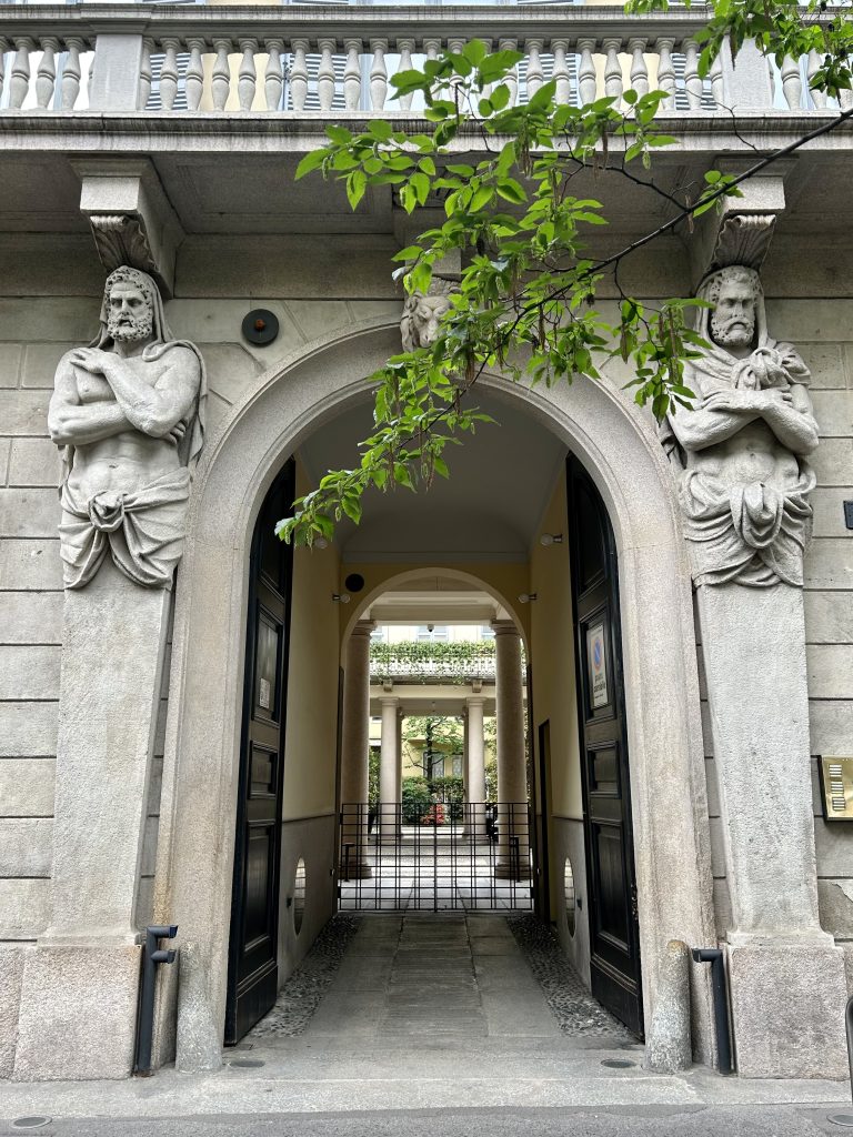 telamoni all'ingresso di Palazzo Borgazzi a Milano