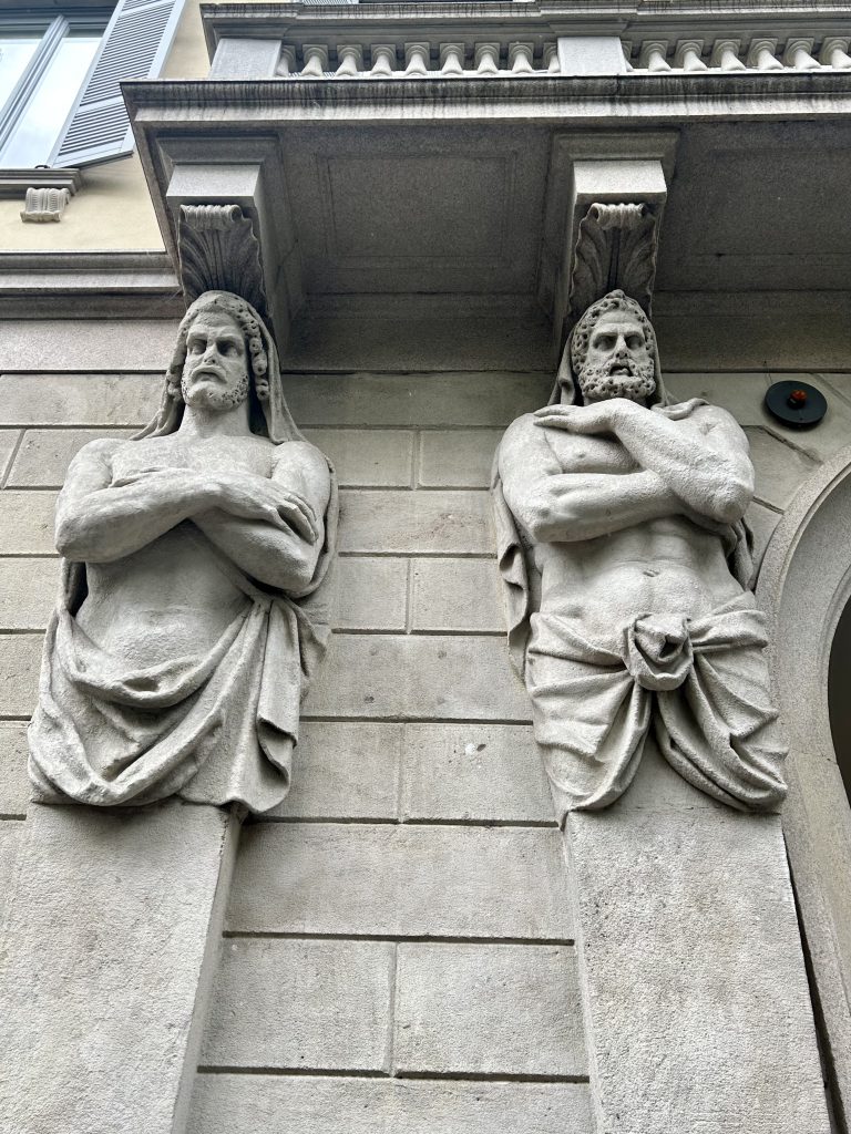 i quattro telamoni di palazzo Borgazzi a Milano