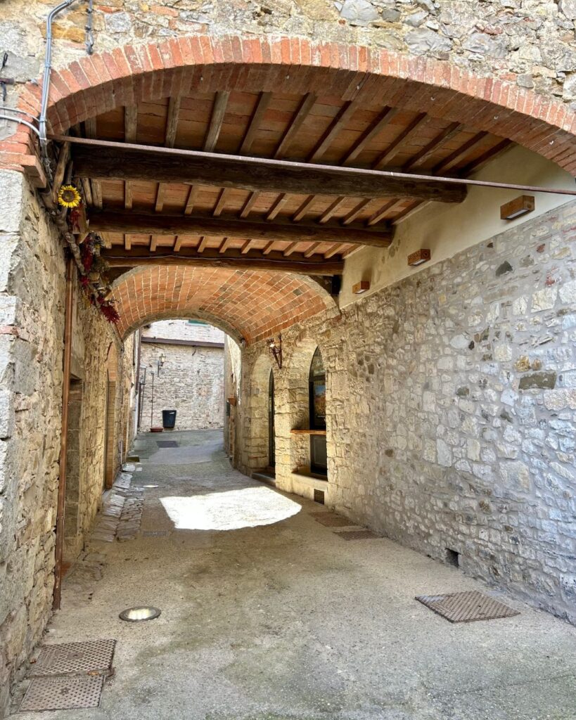la via delle volte medievale, bellissimo camminamento da fare durante un weekend nel Chianti verso Siena