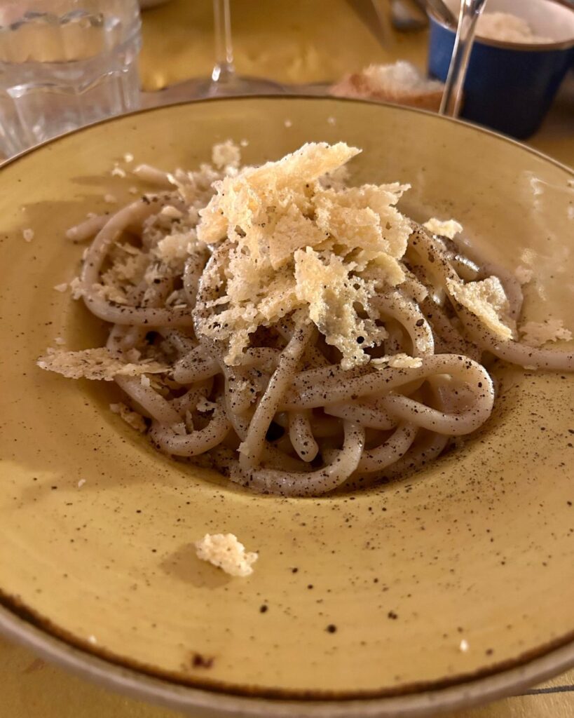 i pici cacio e pepe, piatto tipico da assaggiare durante un weekend a Siena e nel Chianti