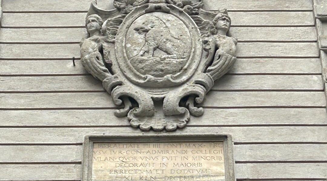 scrofa semilanuta su palazzo Giureconsulti a Milano