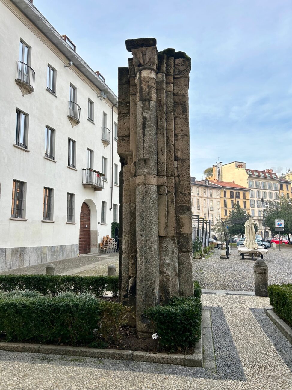 la colonna in piazza Santo Stefano dove fu assassinato Galeazzo Maria Sforza