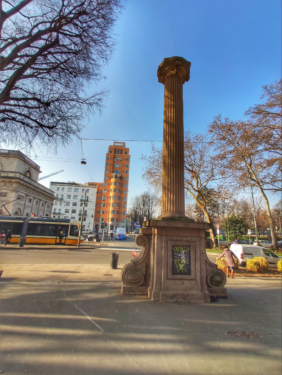 Una delle due colonne di piazza Oberdan a Milano