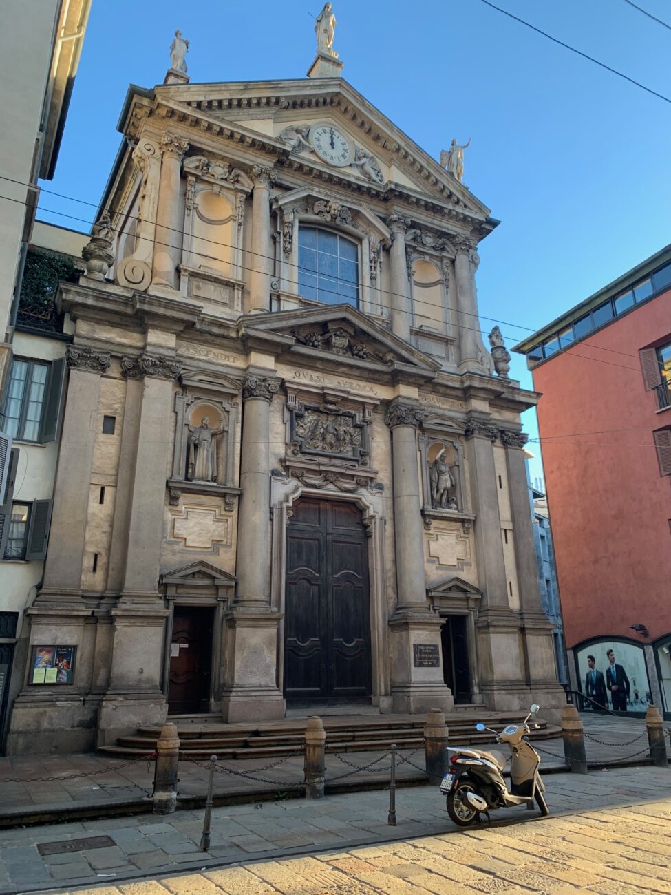 Vicolo Santa Maria alla Porta, tra i vicoli più decay di Milano